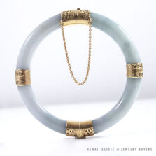 MING'S HAWAII NATURAL BLUE-GREY JADE 14K YELLOW GOLD HINGED BANGLE BRACELET