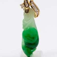 GIA 2.5g 14KYG DARK GREEN AND WHITE CARVED JADE AND DIAMOND PENDANT 